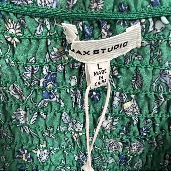 - Max Studio green flowered smocked peasant top size L - Picture 5 of 6